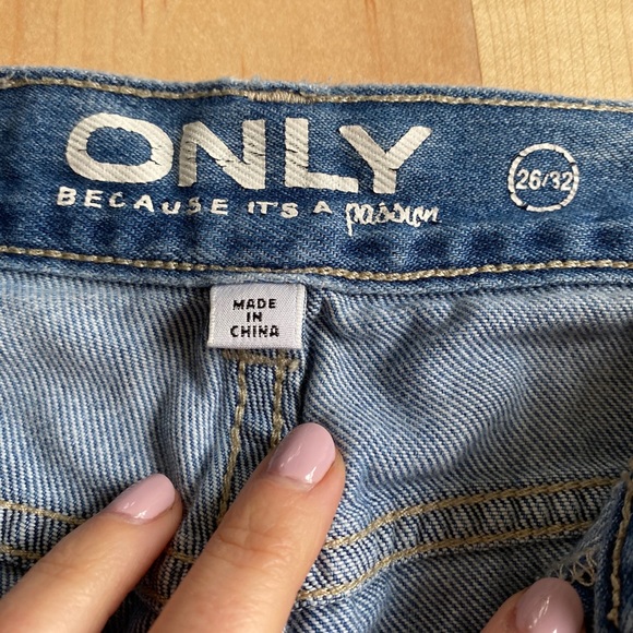 Distressed jeans - Picture 3 of 3